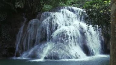 Güzel, derin orman şelalesinin her adımına doğru hızla akan, Thailand 'daki Huay Mae Kamin şelalesi.