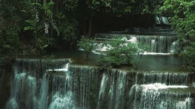 Güzel, derin orman şelalesinin her adımına doğru hızla akan, Thailand 'daki Huay Mae Kamin şelalesi.