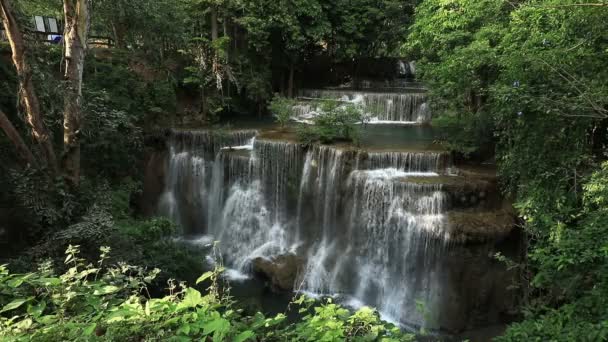 美しい深い森の滝は 各ステップに急速に下に注ぐ タイのフエメイKamin滝 — ストック動画