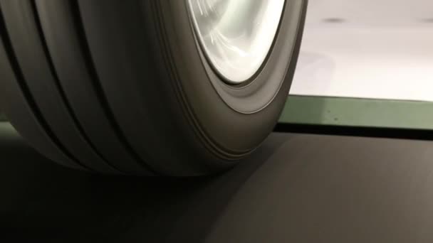자동차 실험실에서 자동차 앞바퀴 드라이브의 테스트 차이스 다이너모의 롤러에 타이어 — 비디오