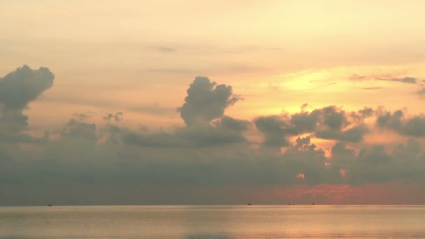 Zonsopgang Hemel Boven Zee Ochtend Met Kleurrijke Gouden Zonlicht Bewolkt — Stockvideo