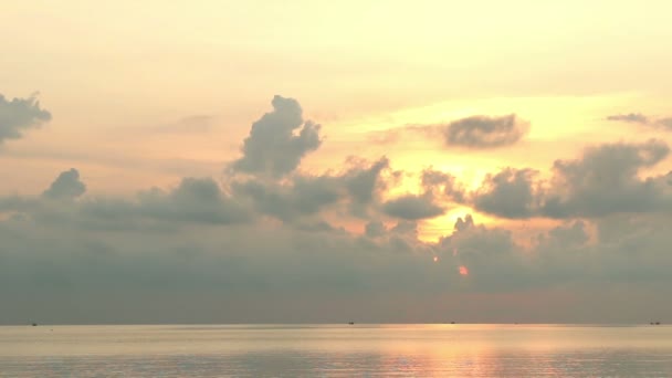 Słońce Wschodzi Nad Morzem Rano Kolorowym Złotym Słońcem Zachmurzone — Wideo stockowe