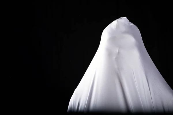 黒を背景にした白いシーツの悪夢の中の恐ろしい幽霊 — ストック写真