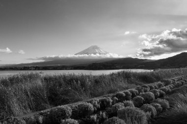 Japonya 'nın kış mevsiminde siyah ve beyaz tek renkli güneş ışığı ile Fuji Dağı' nın etrafındaki bulutlar
