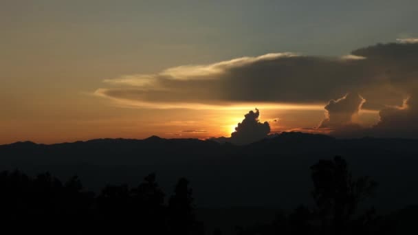 Timelapse Του Ηλιοβασιλέματος Στο Βουνό Από Φωτεινό Μέχρι Βουνό Στροφή — Αρχείο Βίντεο