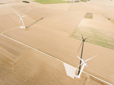 Boissy-la-Riviere, Essonne, Ile-de-France, Fransa 'daki rüzgar jeneratörleri.