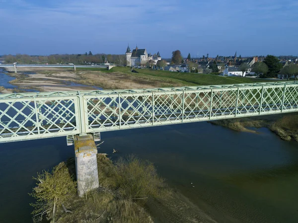 Мост и замок в Sully-Sur-Loire, Loiret, Centre-Val de Loir — стоковое фото
