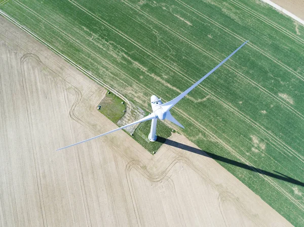 Turbina eólica en Gommerville, Eure-et-Loir, Centre-Val de Loire , Imagen De Stock