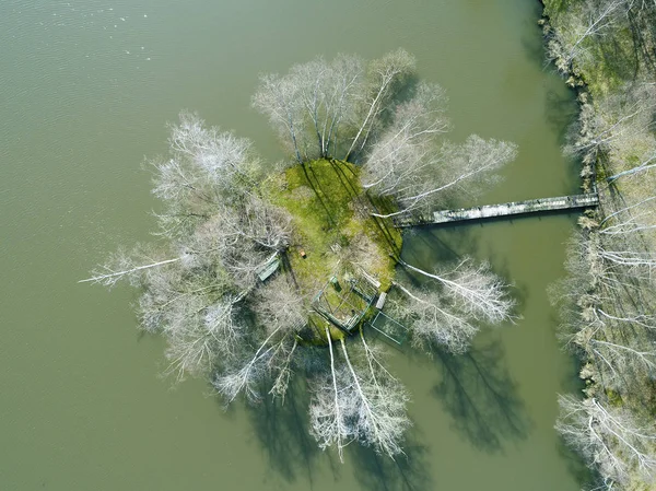 Isla en el lago, Saint-Gondon, Loiret, Centre-Val de Loire, F Fotos de stock libres de derechos
