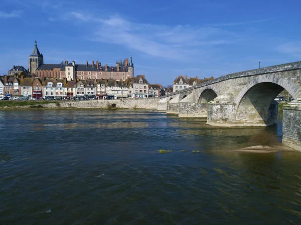 Bron och slottet i Gien, Loiret, centrum-Val de Loire, Frankrike Royaltyfria Stockbilder