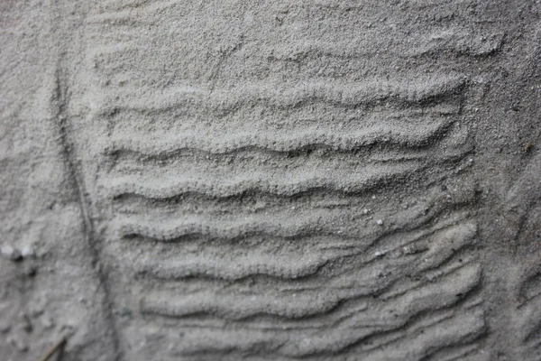 Impression sur sable gris. Texture de fond. Une empreinte de chaussure — Photo