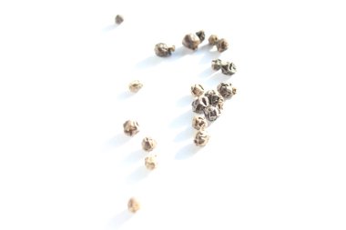 Beyaz arka plan üzerinde izole bezelye biber