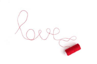 kelime aşk bir bobin ile kırmızı bir iplik ortaya koydu