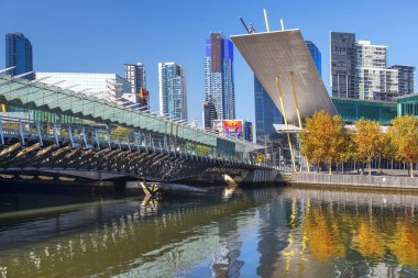 Melbourne, Avustralya - 30 Nisan 2018: Southbank, Avustralya 'nın orta Melbourne banliyösündeki Yarra Nehri