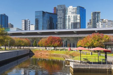 Melbourne, Avustralya - 30 Nisan 2018: Southbank, Avustralya 'nın orta Melbourne banliyösündeki Yarra Nehri