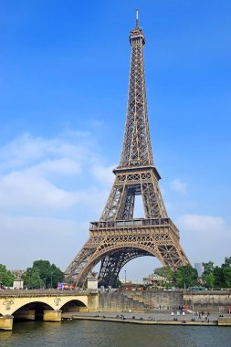 Seine Nehri Paris, Fransa'da Eyfel Kulesi en çok ziyaret edilen anıt ve Paris'in en ünlü sembolü Eyfel Kulesi'nden görünümünü