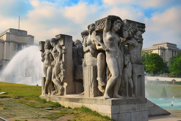 2018年5月浮雕集团雕塑在雅尔丁杜特罗卡迪罗与喷泉和 Chaillot 宫在巴黎 — 图库照片
