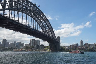 Sydney, Avustralya - 24 Mart 2018: Sydney harbour de Sydney Harbour Bridge ve zevk ile cityscape tekne