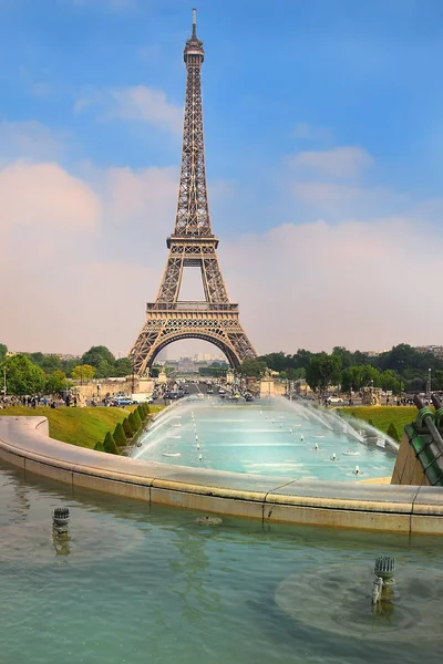 Widok Wieżę Eiffla Fontanny Warszawie Ogrodów Trocadero Paryż Francja — Zdjęcie stockowe