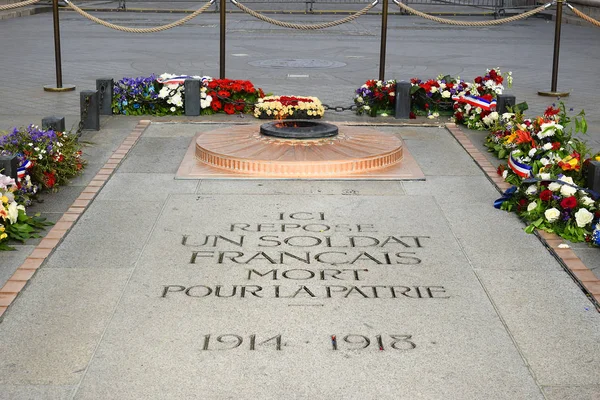 Arc de Triomphe çocuklar Elysees, Paris, Fransa içinde yer Charles de Gaulle'nün merkezinde temelini meçhul asker Türbesi
