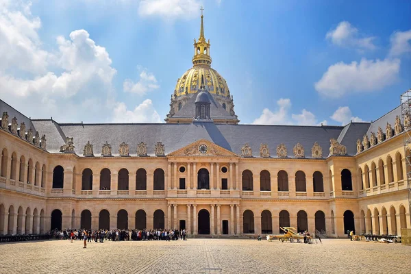 Dziedziniec Honorowy Przed Pomnikiem Hotel Des Invalides Paryżu — Zdjęcie stockowe