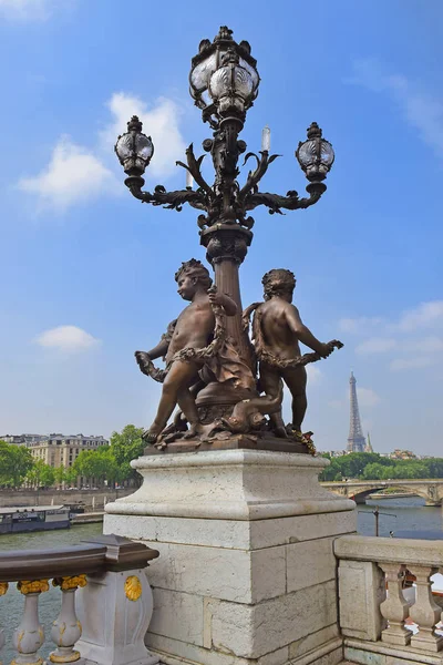 Pont Alexandre III Köprüsü süslü Art Nouveau lambaları ve heykeller ve Eyfel Kulesi'ne mesafe, Paris, Fransa ile dekore edilmiş