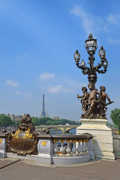 Pont Alexandre III Köprüsü süslü Art Nouveau lambaları ve heykeller ve Eyfel Kulesi'ne mesafe, Paris, Fransa ile dekore edilmiş