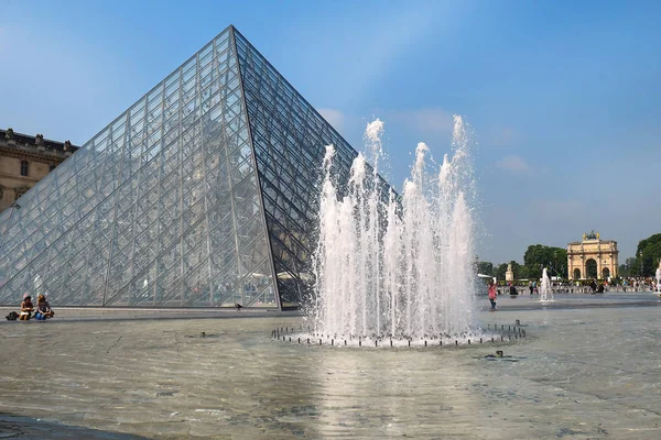 Paris França Maio 2018 Pirâmide Vidro Fonte Antes Museu Louvre — Fotografia de Stock