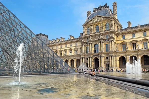 Париж Франция Мая 2018 Стеклянная Пирамида Фонтан Перед Музеем Лувра — стоковое фото