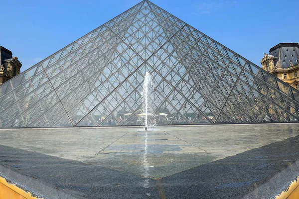 Paříž Francie Může 2018 Skleněné Pyramidě Fontána Před Muzeum Louvre — Stock fotografie