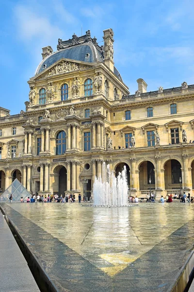 Paris Fransa Mayıs 2018 Cam Piramit Louvre Müzesi Önce Çeşme — Stok fotoğraf