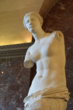 Paris, Fransa - 23 Mayıs 2018: Antik Yunan heykel Venüs de Milo (Milos Aphrodite) tarafından Alexandros Antakya Paris'te Louvre Müzesi'nde