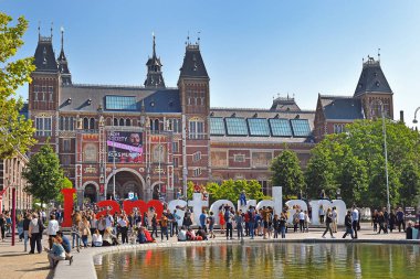 Amsterdam, Hollanda - 20 Mayıs 2018: Rijksmuseum (Devlet Müzesi) ve harfleri önünde kare ben Amsterdam - şehrin bilinen yerler