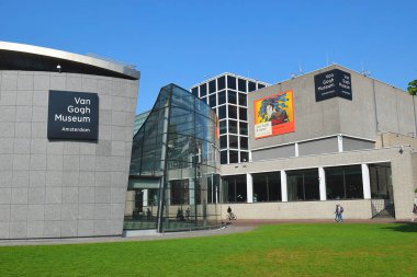 Amsterdam, Hollanda - 20 Mayıs 2018: Van Gogh Müzesi bina kompleksinde Museum Square Amsterdam, Hollanda. Poster Sergisi 