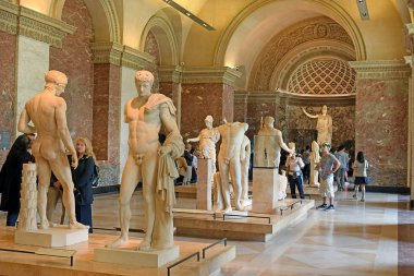 Paris, Fransa -23 Mayıs 2018: dünyanın en ünlü Athena Pallas Velletri arka planda de Paris, Louvre Müzesi ve heykel başyapıtlarından gelen turist dünyanın en büyük Müzesi ve tarihi bir anıt Paris'te Louvre olduğunu