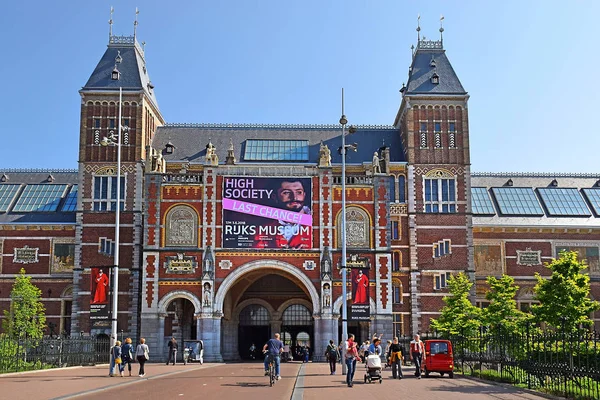 Amsterdam, Hollanda - 20 Mayıs 2018: Rijksmuseum (Devlet Müzesi) güneşli bir gün ana cephe görünümü