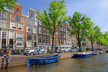 Amsterdam, Kuzey Hollanda, Hollanda - 20 Mayıs 2018: Amsterdam kanalları. Amsterdam Hollanda'nın başkenti ve en kalabalık olduğunu