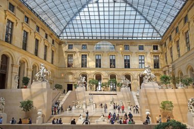 Paris, Fransa -23 Mayıs 2018: Cour Marly de Paris Louvre Müzesi'nde heykel başyapıtlarından dünyanın gelen turist, dünyanın en büyük Müzesi ve tarihi bir anıt Paris'te Louvre olduğunu
