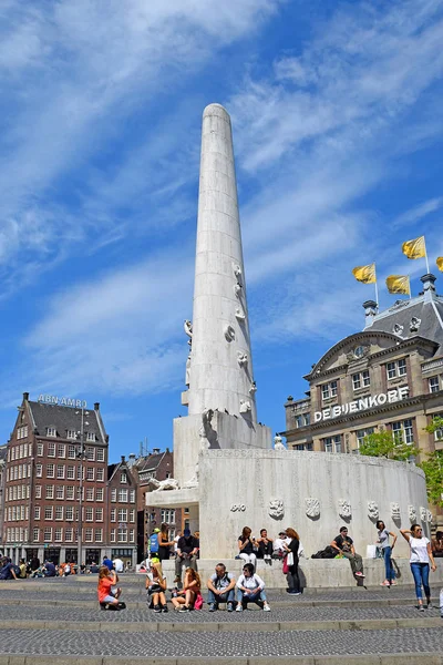 阿姆斯特丹 荷兰北部荷兰 2018年5月20日 著名石柱 国家纪念碑 由建筑师 Oud 在1956年竖立 在水坝广场纪念第二次世界大战的受害者 — 图库照片