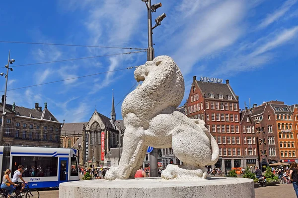 阿姆斯特丹 荷兰北部荷兰 2018年5月20日 两个狮子雕塑之一作为国家纪念碑的一部分 由建筑师 Oud 在1956年竖立 在水坝广场纪念第二次世界大战的受害者 — 图库照片