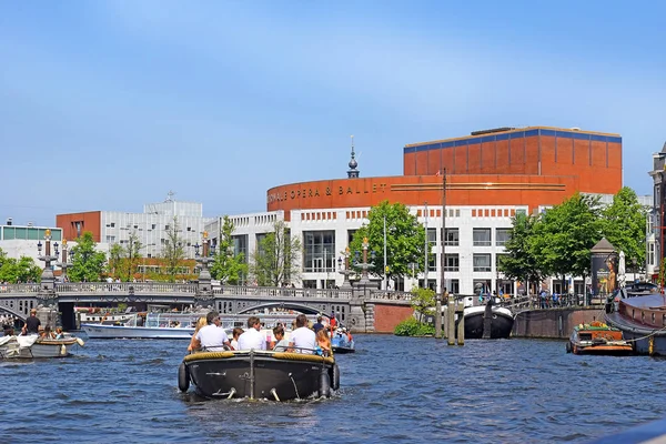北ホラント州アムステルダム ネザーランド 2018 アムステルダムの美しい運河の旅 国立オペラ バレエ劇場 アムステルダムはオランダの首都であり 最も人口の多い都市です — ストック写真