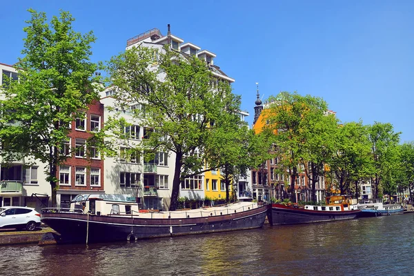 游览阿姆斯特丹风景如画的运河 阿姆斯特丹是首都和人口最多的城市荷兰 — 图库照片
