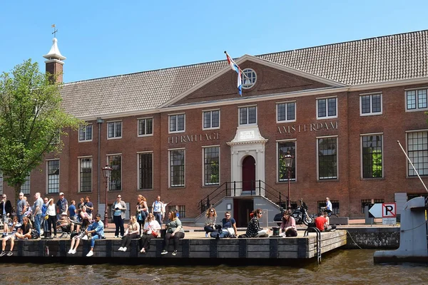 Amsterdam Severní Holandsko Nizozemí Května 2018 Turisté Molu Blízkosti Budovy — Stock fotografie