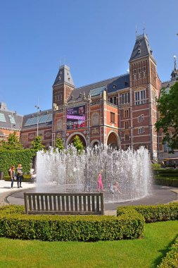 Amsterdam, Hollanda - 20 Mayıs 2018: güneşli bir günde insanlar istirahat Rijksmuseum Bahçe Çeşme