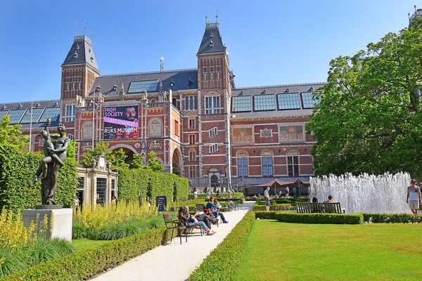 Amsterdam Netherlands May 2018 People Rest Fountain Rijksmuseum Garden Sunny — Stock Photo, Image