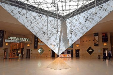Paris, Fransa -23 Mayıs 2018: Louvre Müzesi metro girişinde ters piramit. Müzenin 1739 açıldı
