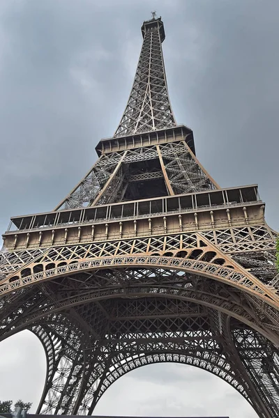 Widok Dołu Zbliżenie Wieży Eiffel Paryż Francja — Zdjęcie stockowe