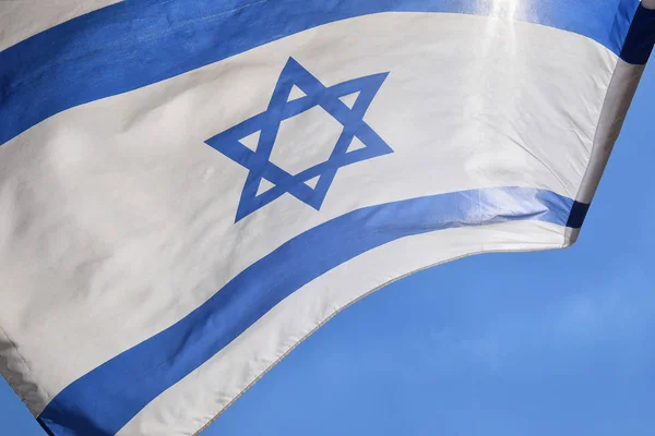Stella Davide Una Bandiera Bianca Blu Israeliana Contro Cielo Luminoso — Foto Stock