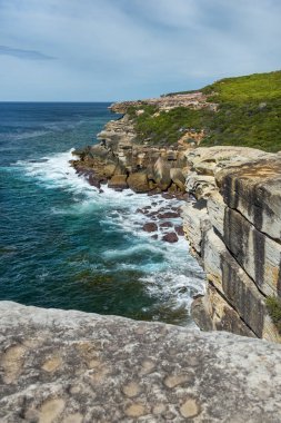 Kraliyet Ulusal Parkı 'ndaki okyanus ve uçurumlarla muhteşem manzara, Sydney NSW Avustralya
