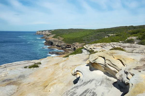 Kraliyet Ulusal Parkı 'ndaki okyanus ve uçurumlarla muhteşem manzara, Sydney NSW Avustralya